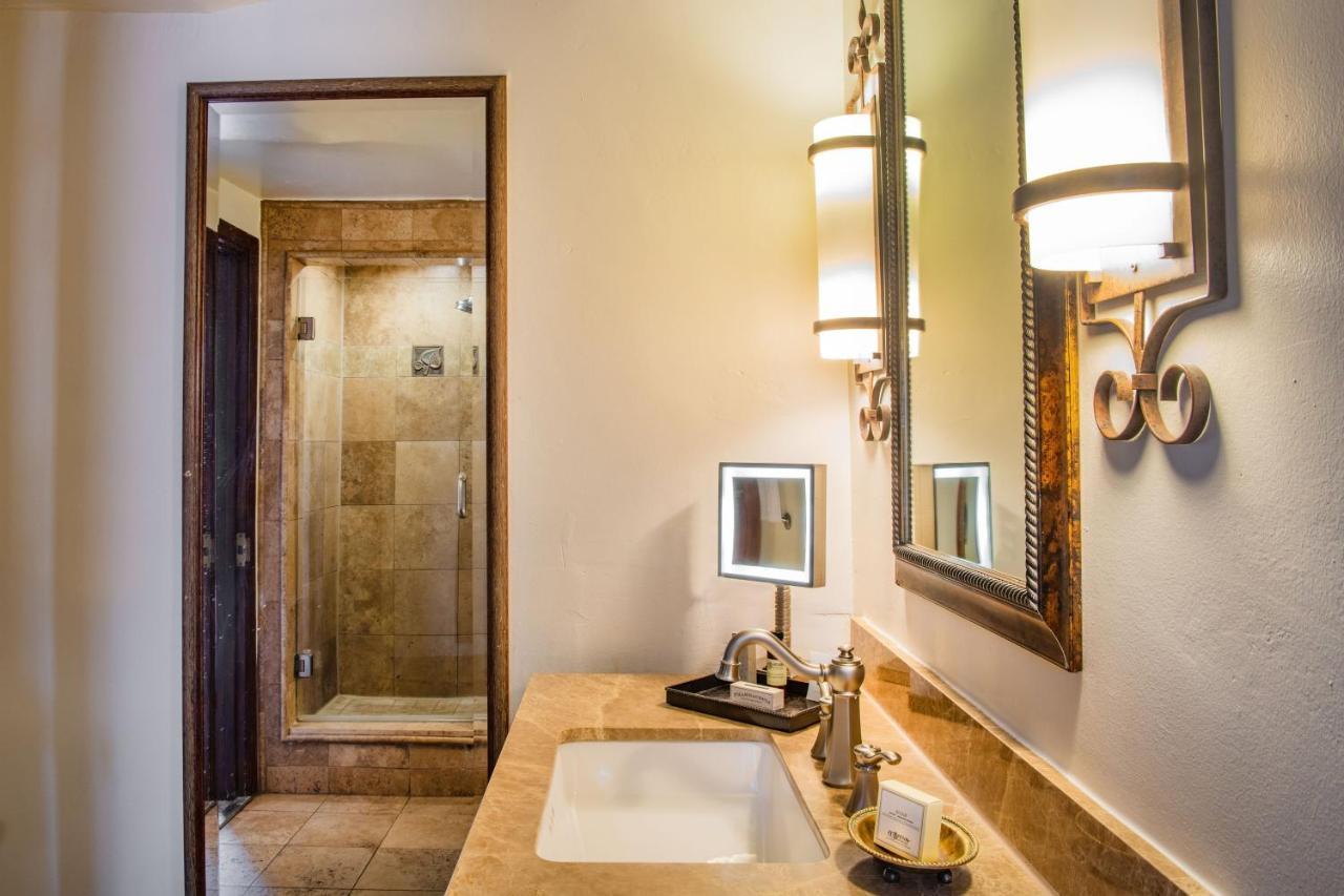 Deluxe One-Bedroom King Suite